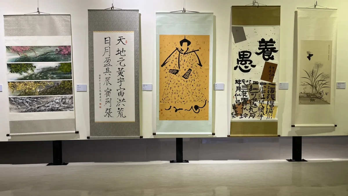 「世界華人暨兩岸詩詞書畫名家邀請展」於今(114)年2月11日至3月10日在新北市藝文中心第一、第二展覽室舉行。(圖/新北市政府文化局)
