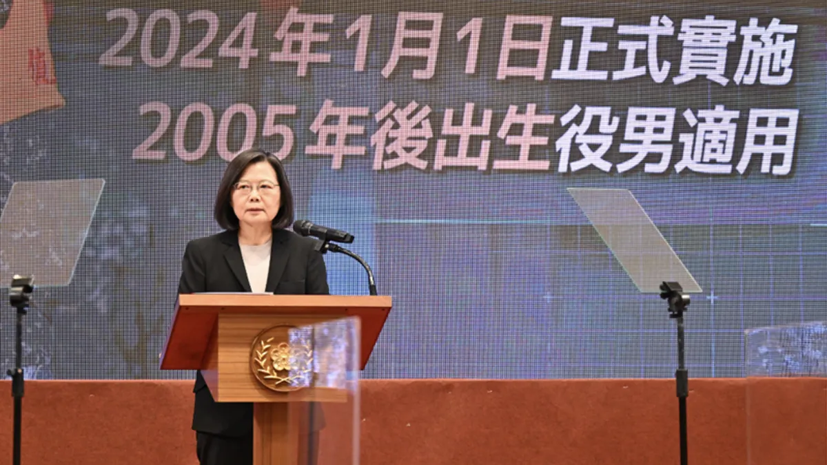 總統蔡英文去(2022)年12月27日宣布,義務役由4個月改至1年,引發各界熱議。(圖/作者提供)
