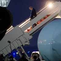 2025年6月16日、カナダ訪問を切り上げて帰国したアメリカのトランプ大統領。イラン・イスラエル間の緊張激化を受け、対応に乗り出した。(AP通信) 2025年6月16日、カナダ訪問を切り上げて帰国したアメリカのトランプ大統領。イラン・イスラエル間の緊張激化を受け、対応に乗り出した。(AP通信)
