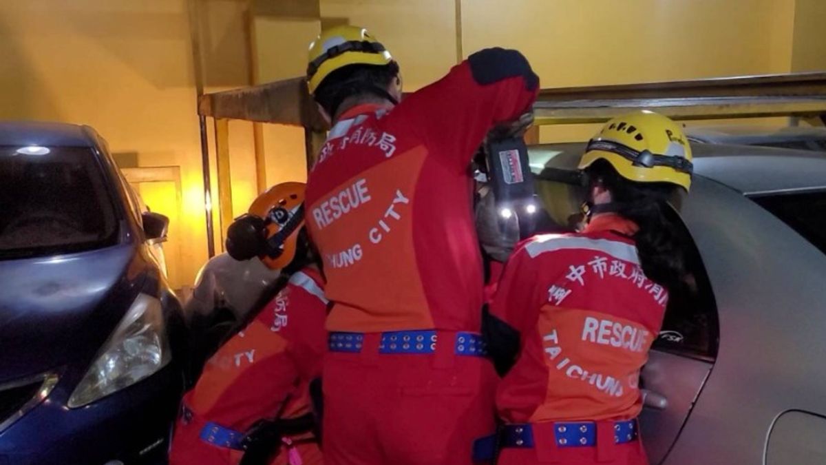 台中一名女住戶被機械車位夾住身亡。(圖/翻攝自記者爆料網) 台中一名女住戶被機械車位夾住身亡。(圖/翻攝自記者爆料網)