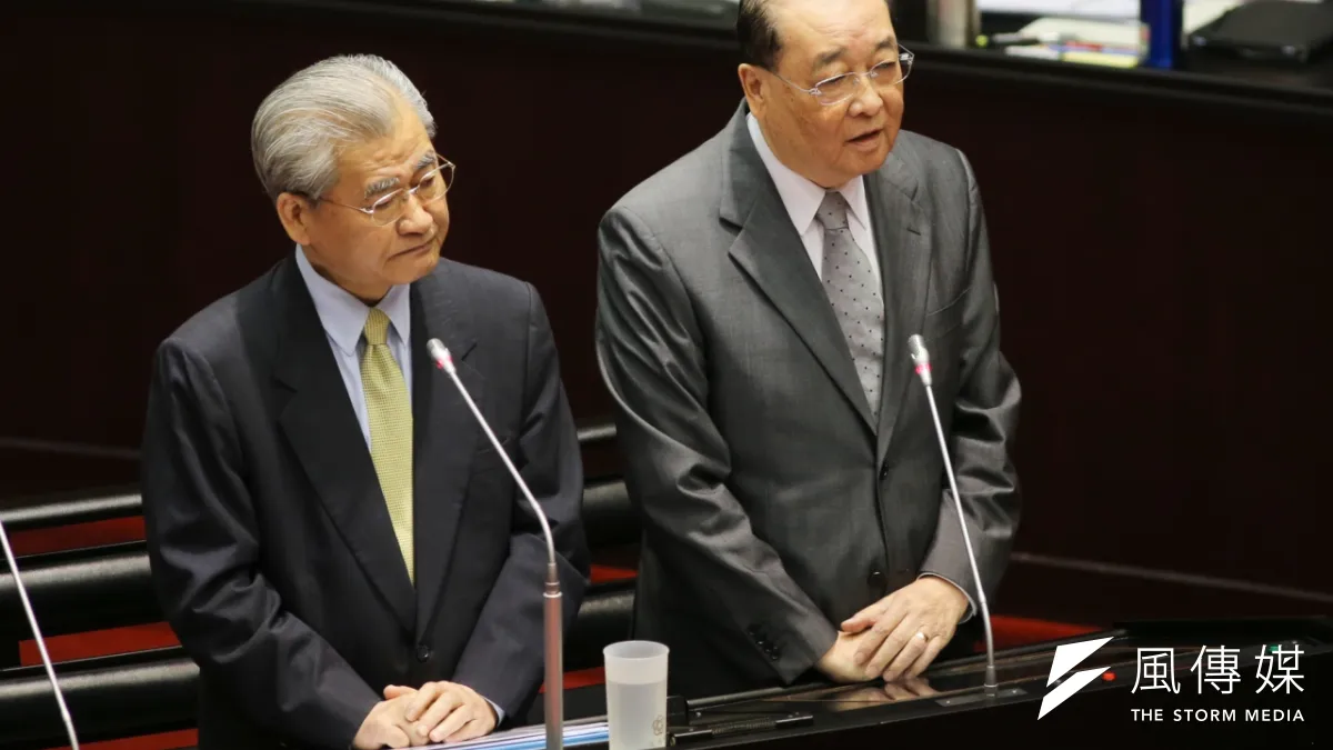 文化部狀況不斷,部長洪孟啟(右)20日到立院備詢時也遭立委追問。(陳明仁攝)