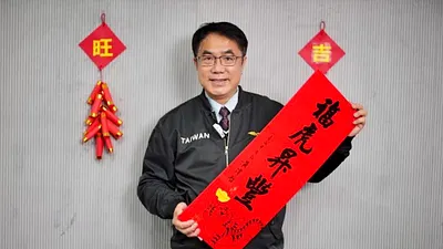 黃偉哲向台南市民拜年,並提醒市民來廟參拜祈福務必配合防疫措施,讓眾神都放心,眾人更安心。(圖/台南市府提供)