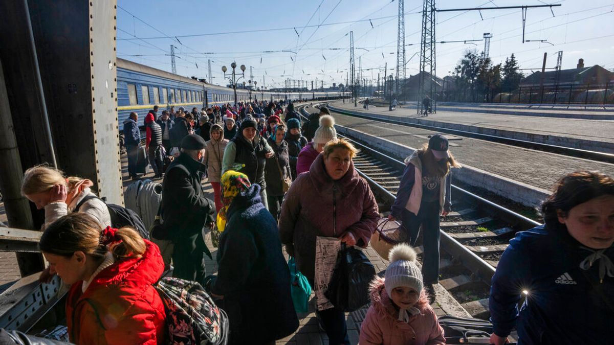 俄烏戰爭未歇,大量烏克蘭難民逃往波蘭,蔡政府研擬讓百名烏克蘭留學生抵台就讀。示意圖。(資料照,美聯社) 俄烏戰爭未歇,大量烏克蘭難民逃往波蘭,蔡政府研擬讓百名烏克蘭留學生抵台就讀。示意圖。(資料照,美聯社)