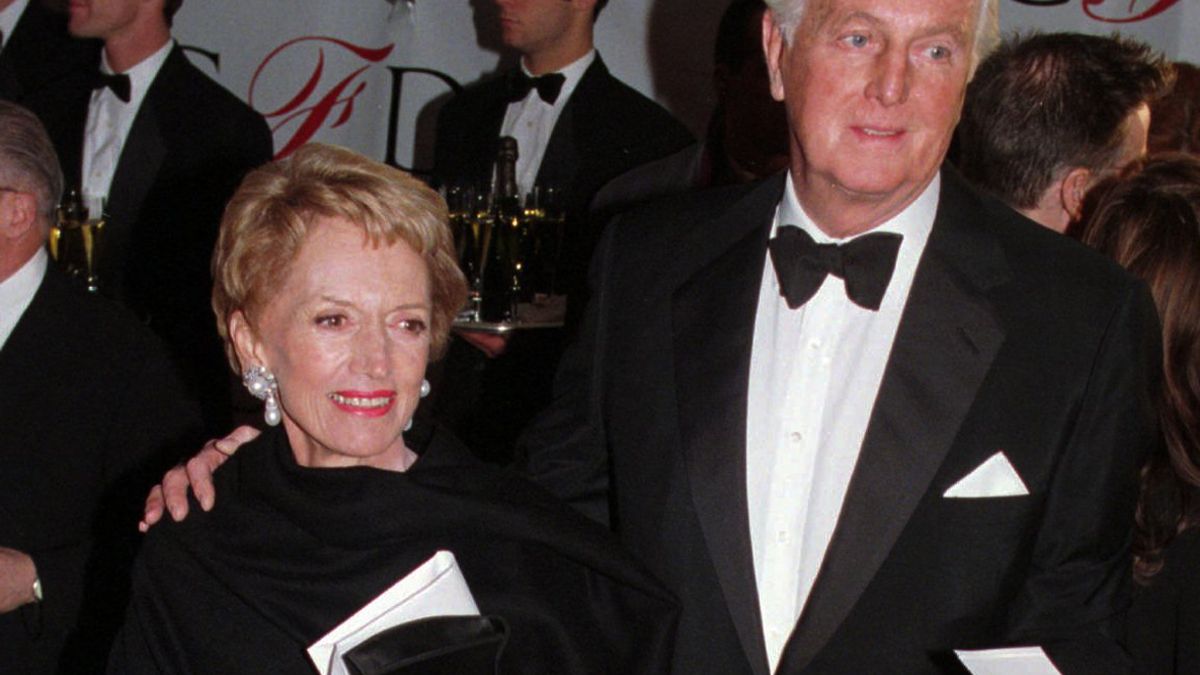 法國時裝大師紀梵希(Hubert de Givenchy)與妻子瑪麗,攝於1996年(AP) 法國時裝大師紀梵希(Hubert de Givenchy)與妻子瑪麗,攝於1996年(AP)
