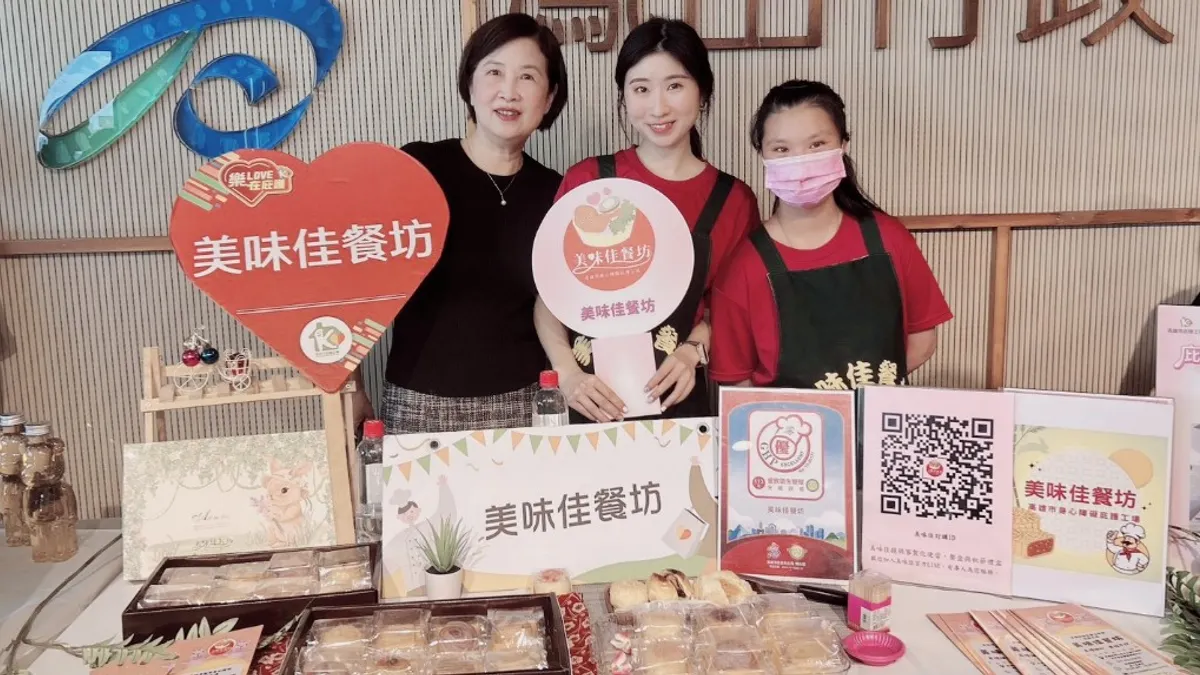高雄中餐服務人員職業工會理事長伍先棣(左一)強調,美味佳餐坊限時推出六款美味、健康不含任何添加物的月餅。(圖/高市勞工局提供) 高雄中餐服務人員職業工會理事長伍先棣(左一)強調,美味佳餐坊限時推出六款美味、健康不含任何添加物的月餅。(圖/高市勞工局提供)