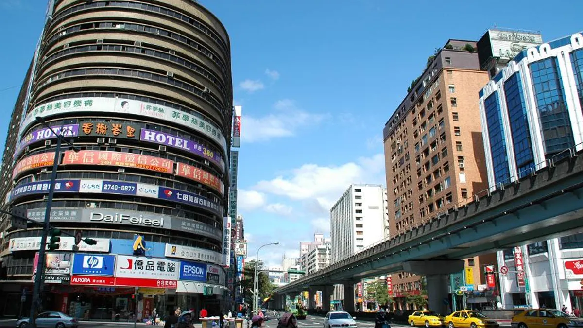 網友發現東區到了晚上就變得黑壓壓、空蕩蕩的,盛況早已不如以往。(示意圖/Philip Lai@Flickr) 網友發現東區到了晚上就變得黑壓壓、空蕩蕩的,盛況早已不如以往。(示意圖/Philip Lai@Flickr)