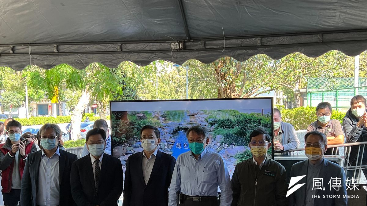 -台北市長柯文哲(右三)11日赴新生南路三段水圳意象重現暨人行景觀美化工程完工視察,與台大校長管中閔(右四)同台。(方炳超攝) -台北市長柯文哲(右三)11日赴新生南路三段水圳意象重現暨人行景觀美化工程完工視察,與台大校長管中閔(右四)同台。(方炳超攝)