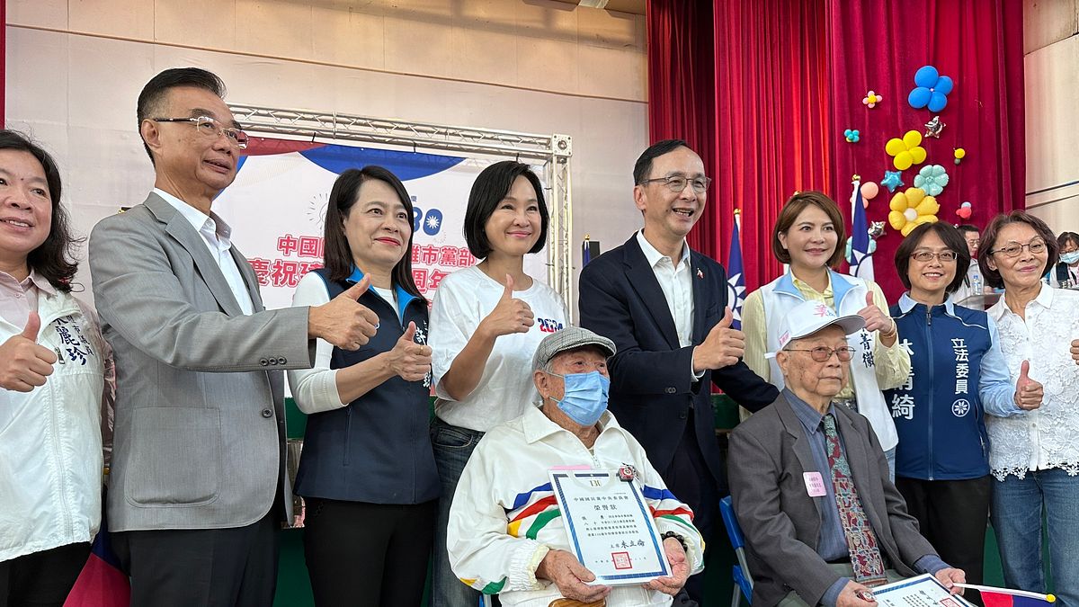 國民黨主席朱立倫(後右四)、國民黨智庫執行長柯志恩(後右五)今(17)日到高雄市、屏東縣出席130周年黨慶活動,對國民黨財劃法版本傳出鬧雙包做澄清。(國民黨提供) 國民黨主席朱立倫(後右四)、國民黨智庫執行長柯志恩(後右五)今(17)日到高雄市、屏東縣出席130周年黨慶活動,對國民黨財劃法版本傳出鬧雙包做澄清。(國民黨提供)