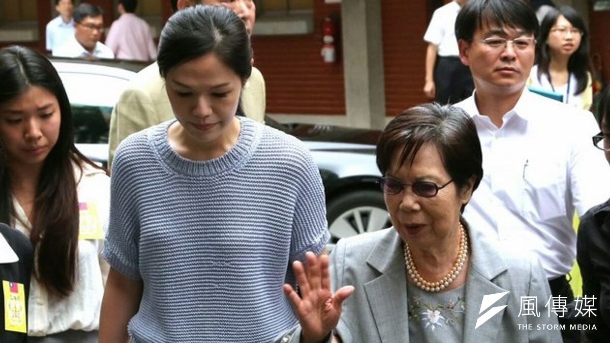 日前有雜誌報導,指李登輝要求未來李坤儀夫婿需入贅,對媒體相關提問,李除連忙澄清「沒影啦」,強調李家跟社會一樣都是自由民主。(余志偉攝) 日前有雜誌報導,指李登輝要求未來李坤儀夫婿需入贅,對媒體相關提問,李除連忙澄清「沒影啦」,強調李家跟社會一樣都是自由民主。(余志偉攝)