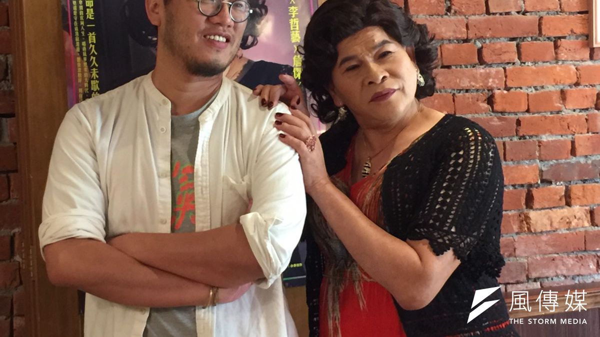 以三金規格打造的音樂劇「麗晶卡拉OK的最後一夜」,由戲稱自己是老文青的藝人澎恰恰(右)與導演曾慧誠聯手合作。(圖/陳又嘉攝) 以三金規格打造的音樂劇「麗晶卡拉OK的最後一夜」,由戲稱自己是老文青的藝人澎恰恰(右)與導演曾慧誠聯手合作。(圖/陳又嘉攝)