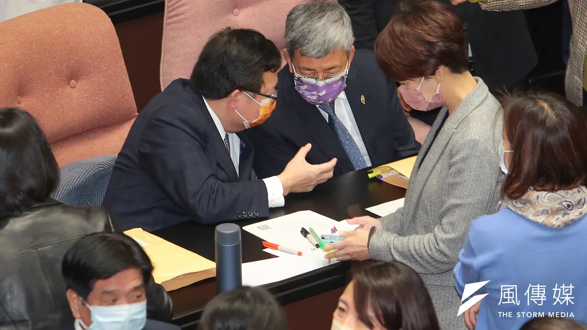 行政院長陳建仁(右)、行政院副院長鄭文燦(中)出席立法院會遭遇杯葛。(顏麟宇攝) 行政院長陳建仁(右)、行政院副院長鄭文燦(中)出席立法院會遭遇杯葛。(顏麟宇攝)