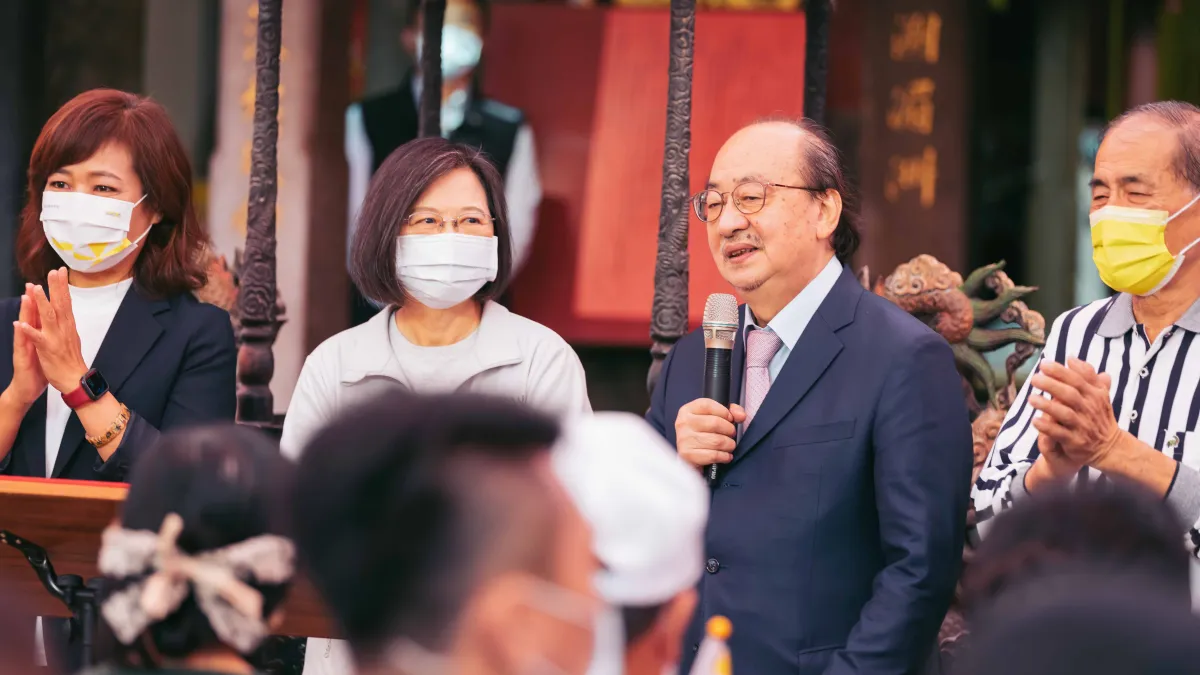 民進黨立法院總召柯建銘狂打民眾黨高虹安,打到高虹安當選,民進黨沈慧虹落敗,柯建銘自嘲是「戰犯」。(民進黨提供)