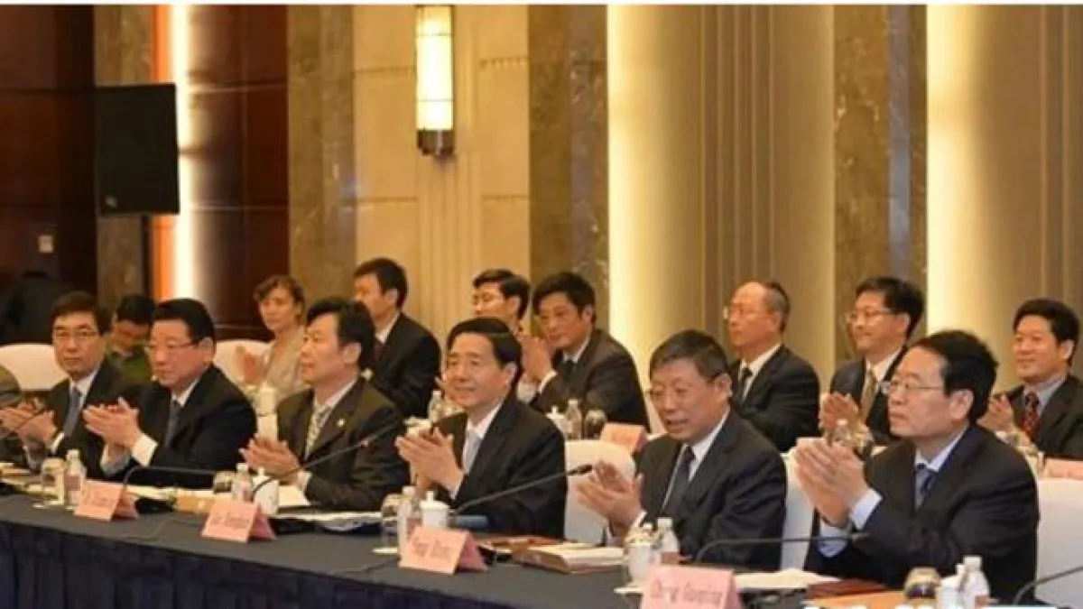 中國公安部長郭聲琨在上海舉行的境外非政府組織會上說,中國政府歡迎境外非政府組織(NGO)的積極作用。(前排右三為郭聲琨)(新華社圖片)