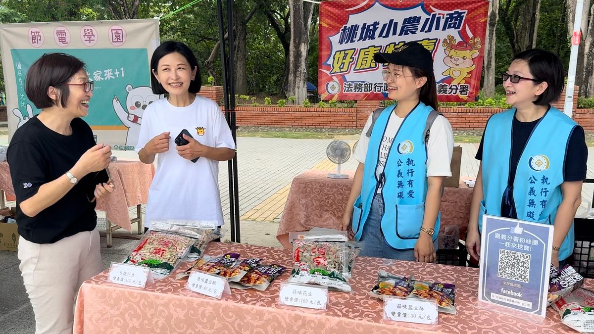 嘉市府財稅局局長洪彩燕(左一)至嘉義分署攤位參觀。(圖/執行署嘉義分署提供) 嘉市府財稅局局長洪彩燕(左一)至嘉義分署攤位參觀。(圖/執行署嘉義分署提供)