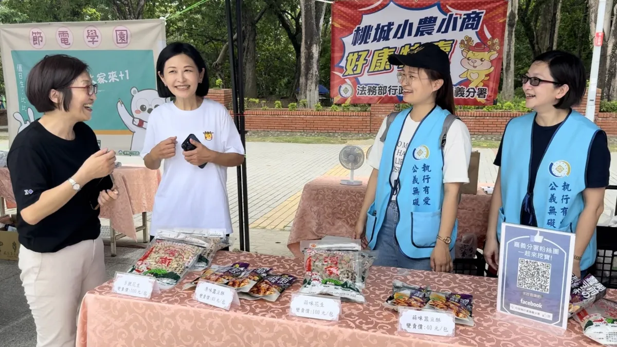 嘉市府財稅局局長洪彩燕(左一)至嘉義分署攤位參觀。(圖/執行署嘉義分署提供)