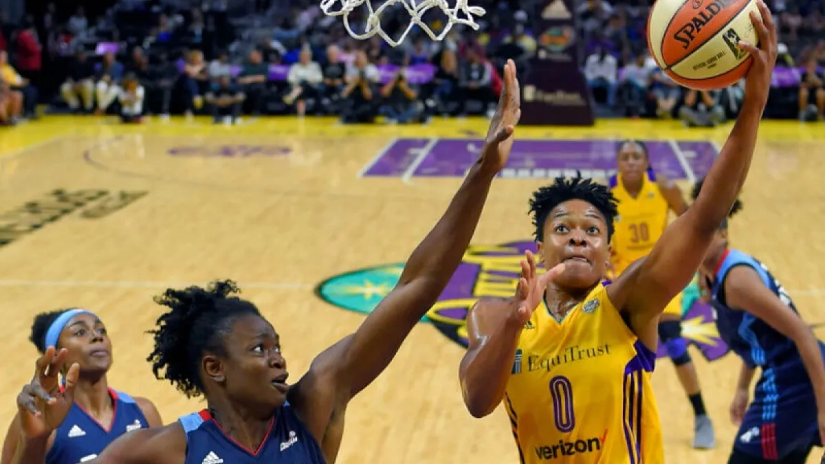 WNBA火花隊後衛比爾德(持球者)因緣機會下跨足商業,也參與了NBA的球員進修計畫。 (美聯社)