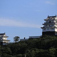 平戸市、世界初の「アルベルゴ・ディフーゾタウン」に認定。2025年6月1日、長崎県平戸市が「分散型ホテル」の町版「ADT」として世界初の正式認定を受け、「The 曜 Terrace」前で認定式が開催された。(写真/ながさき旅ネットより) 平戸市、世界初の「アルベルゴ・ディフーゾタウン」に認定。2025年6月1日、長崎県平戸市が「分散型ホテル」の町版「ADT」として世界初の正式認定を受け、「The 曜 Terrace」前で認定式が開催された。(写真/ながさき旅ネットより)