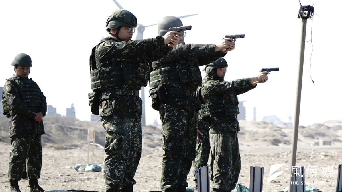 陸軍第六軍團今(26)日於桃園觀音海灘進行T91步槍、45手槍野戰訓場實彈射擊。(張曜麟攝)