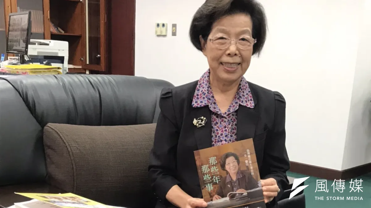 張博雅拿著母親許世賢史實彙編的書籍,強調向母親的公正無私看齊。(李順德攝)