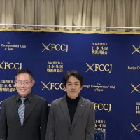 防衛省防衛研究所の増田雅之氏と東京大学の林泉忠氏は2026年1月8日の会見で、中国軍の戦略核心は「戦わずして勝つ」ことにあると分析。沖縄の地位を巡る「認知戦」への警戒を呼びかけた。(写真/黃信維撮影) 防衛省防衛研究所の増田雅之氏と東京大学の林泉忠氏は2026年1月8日の会見で、中国軍の戦略核心は「戦わずして勝つ」ことにあると分析。沖縄の地位を巡る「認知戦」への警戒を呼びかけた。(写真/黃信維撮影)