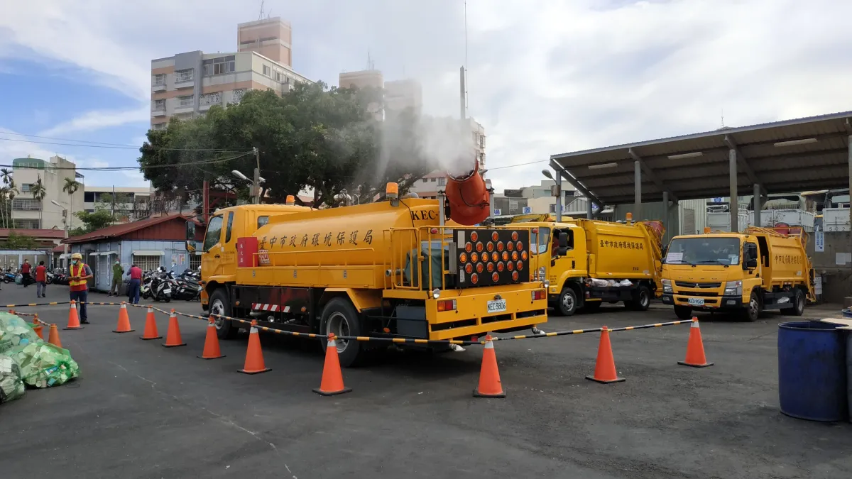台中市環保局出動霧砲車進行垃圾定點的消毒效率高又安全。(圖/台中市政府提供)