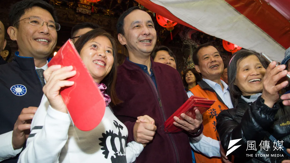 前新北市長朱立倫(中)27日啟動走春行程,首站來到新北市中和區,到廣濟宮、福和宮兩大廟上香、發送紅包袋。(甘岱民攝)