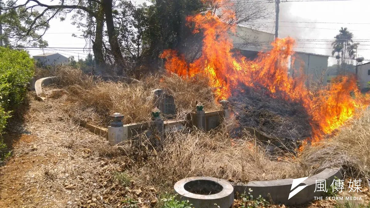 清明節各地墓園火災頻傳,嘉義縣消防局統計4月1日至4日下午2點止,墓地火警已高達148件。(取自侯建源臉書)