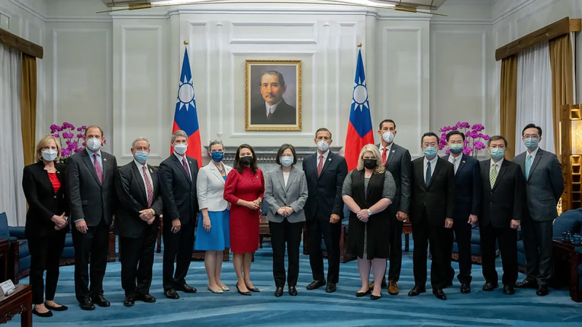 總統蔡英文今(8)日上午接見,美國國會本會期以來,由聯邦眾議院軍事委員會「情報暨特種作戰」小組副主席莫菲所率的最大規模訪問團。(取自總統府官網)