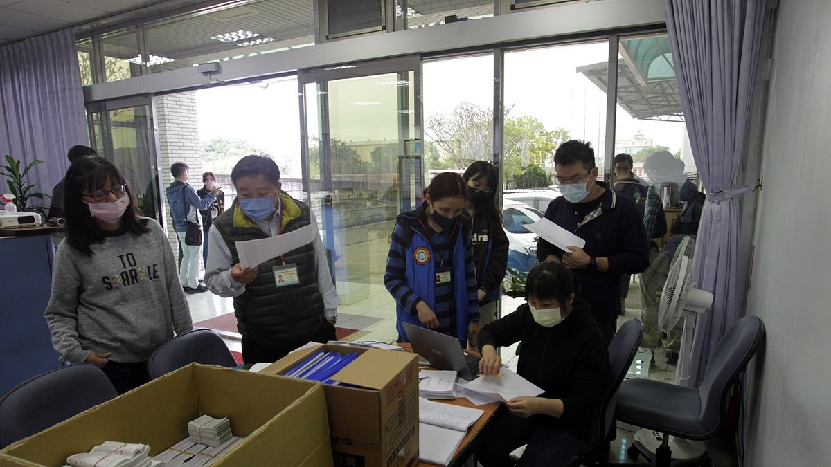 環管署中區環境管理中心發現廠商違法偷排廢氣,現場搜索查扣會計帳資料。(圖/環境管理署中區環境管理中心提供) 環管署中區環境管理中心發現廠商違法偷排廢氣,現場搜索查扣會計帳資料。(圖/環境管理署中區環境管理中心提供)