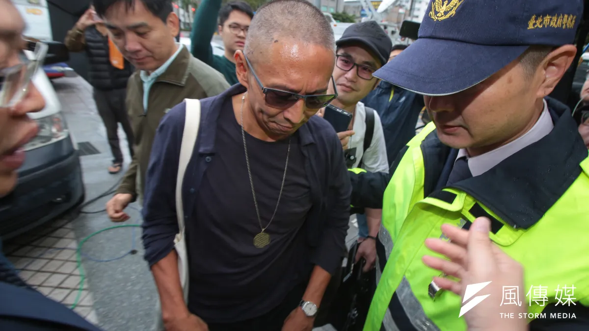 鈕承澤7日上午理大光頭,身穿簡便服裝,現身大安分局說明性侵案情,接受警方調查。(顏麟宇攝)