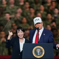 2025年10月28日、神奈川県横須賀市で在日米軍を視察する高市早苗首相とトランプ米大統領。(AP) 2025年10月28日、神奈川県横須賀市で在日米軍を視察する高市早苗首相とトランプ米大統領。(AP)
