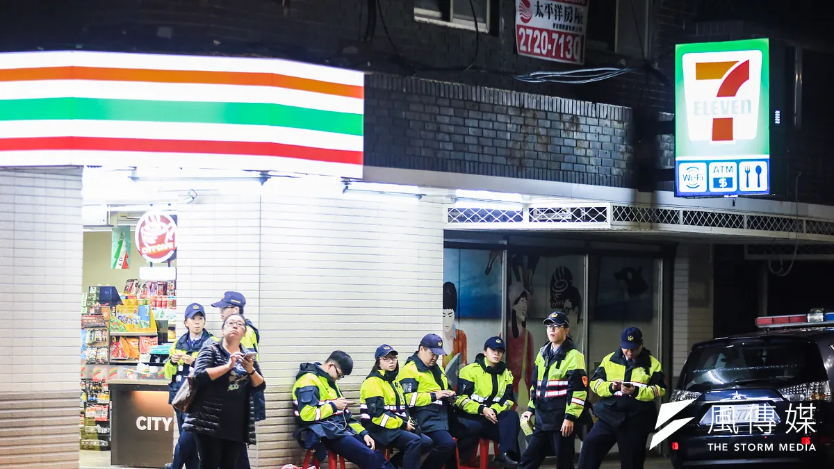 人權辦桌邀請政治受難者、無家者及人權工作者,警察於附近駐守。(簡必丞攝)