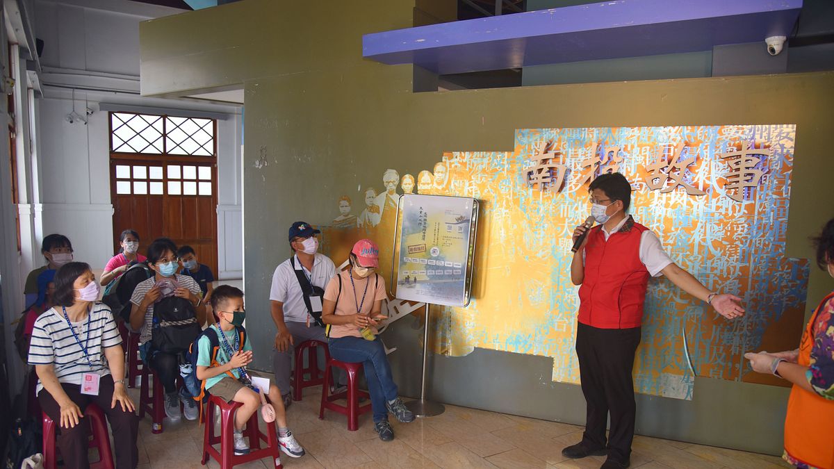 投縣文化局在南投文化園區推出「文資小旅行」系列活動,民眾透過導覽志工的解說,更加親近在地古蹟文化。(圖/南投縣政府提供) 投縣文化局在南投文化園區推出「文資小旅行」系列活動,民眾透過導覽志工的解說,更加親近在地古蹟文化。(圖/南投縣政府提供)