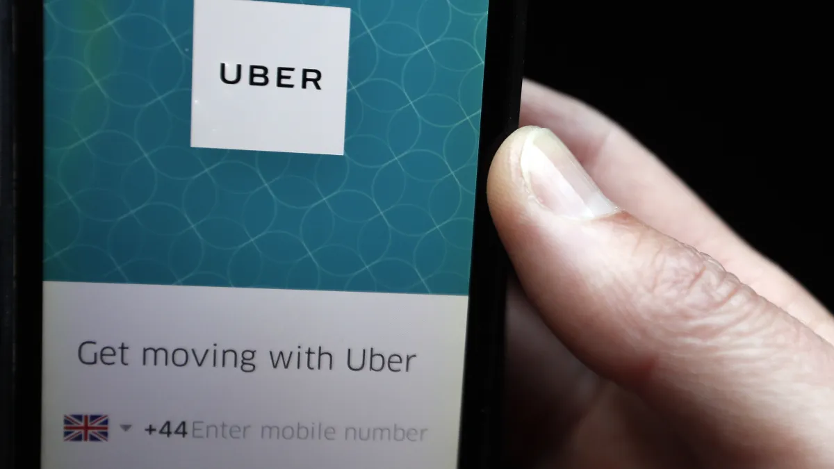 倫敦交通局9月決定,不更新Uber執照。倫敦議會保守黨發佈調查報告指出,Uber若真退出倫敦,倫敦人一年多花36億計程車費。(美聯社)