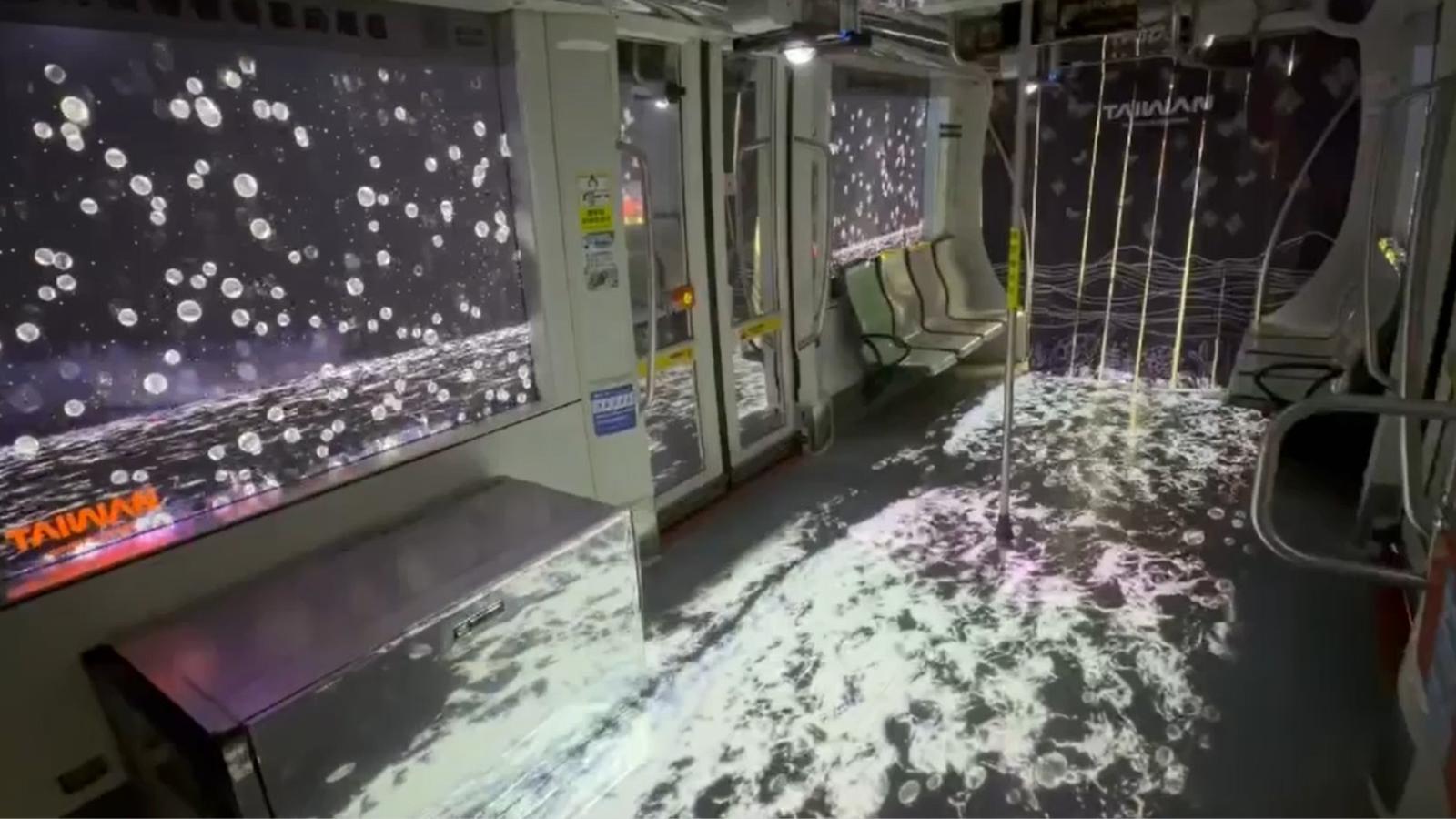 中秋搭輕軌追「喔熊觀光號」!沉浸式車廂賞海中明月 限定體驗倒數至10/7