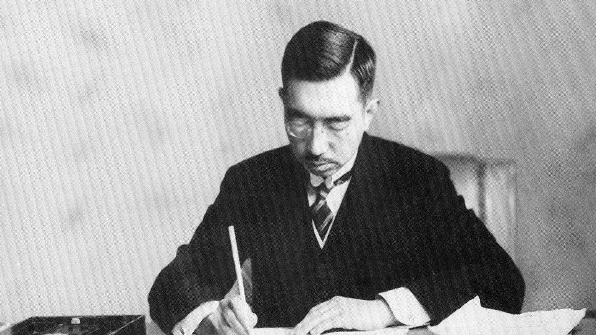 1946年昭和天皇簽署《日本國憲法》。(圖/維基百科公有領域)