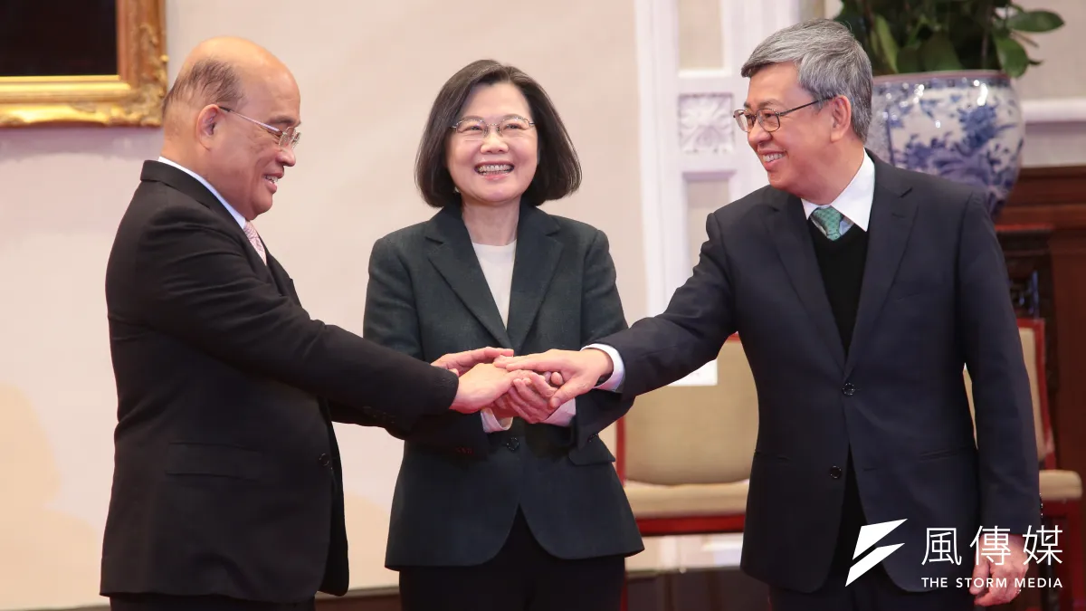 台灣以內閣改組迎接癸卯兔年的各種挑戰。總統蔡英文(中)27日宣布前副總統陳建仁(右)接任閣揆,並感謝行政院長蘇貞昌(左)的付出。(顏麟宇攝)