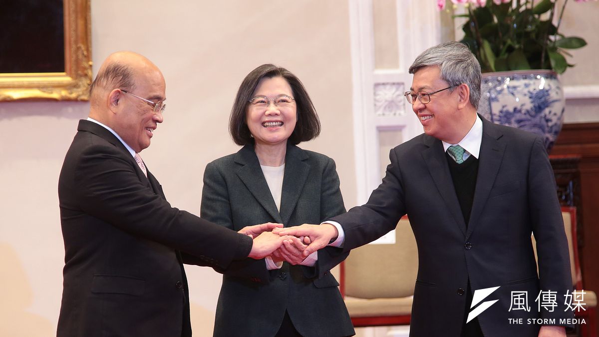 台灣以內閣改組迎接癸卯兔年的各種挑戰。總統蔡英文(中)27日宣布前副總統陳建仁(右)接任閣揆,並感謝行政院長蘇貞昌(左)的付出。(顏麟宇攝) 台灣以內閣改組迎接癸卯兔年的各種挑戰。總統蔡英文(中)27日宣布前副總統陳建仁(右)接任閣揆,並感謝行政院長蘇貞昌(左)的付出。(顏麟宇攝)