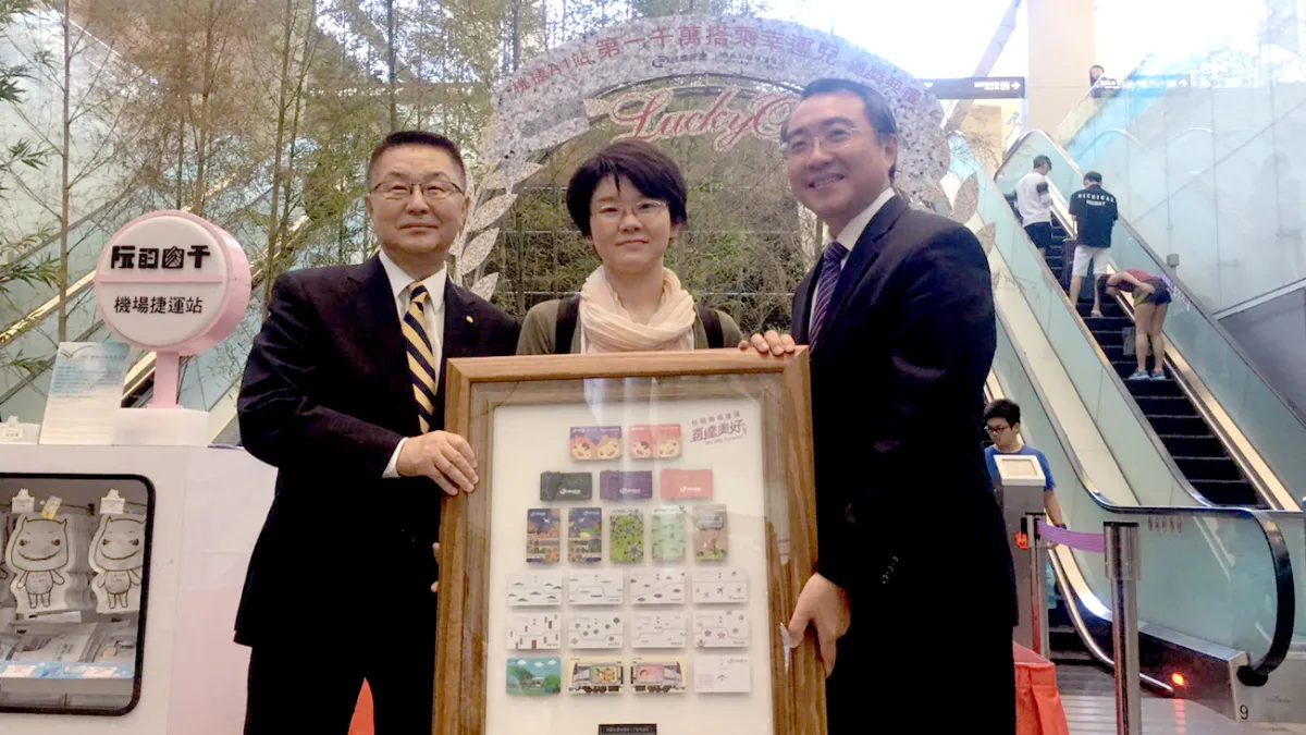 桃捷第一千萬搭乘幸運兒誕生,赴台商務旅遊日本教師獲獎超驚喜。(圖/桃捷公司提供)