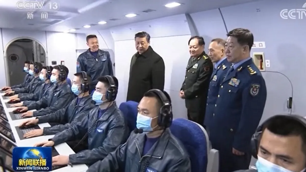 台灣成為全球矚目的「戰爭風險熱點」。圖為中國國家主席習近平年前視察磊莊機場「某航空師」。(翻攝自央視視頻)