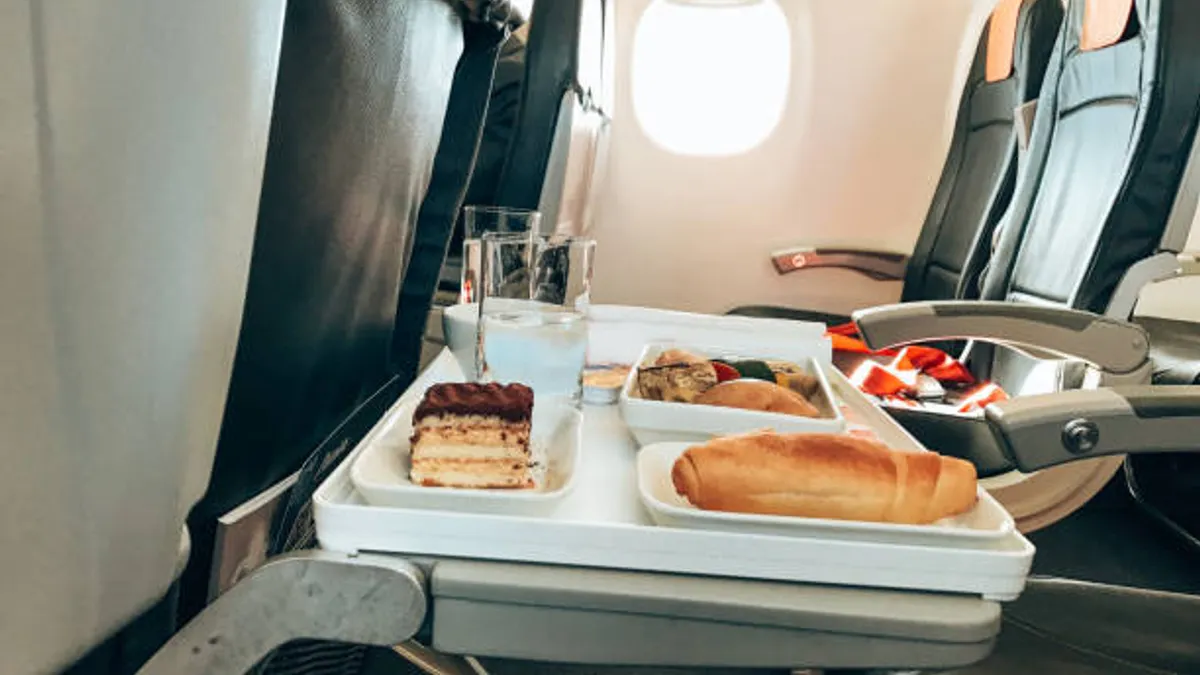 客室乗務員は機内での盗難事件が頻発していると注意を促し、乗客に財布の中身を見せないよう呼びかけている。(イメージ画像/pixabayより) 客室乗務員は機内での盗難事件が頻発していると注意を促し、乗客に財布の中身を見せないよう呼びかけている。(イメージ画像/pixabayより)