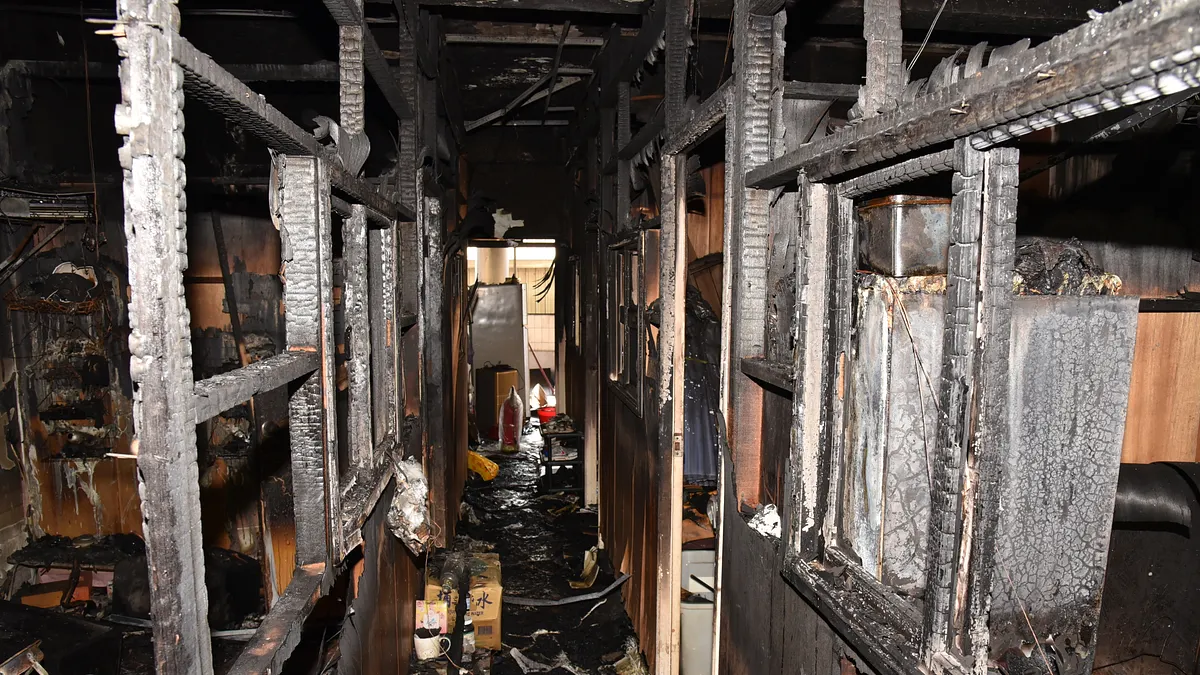 木造隔間於火災發生時毫無防火功能。(圖/新北市政府消防局提供)