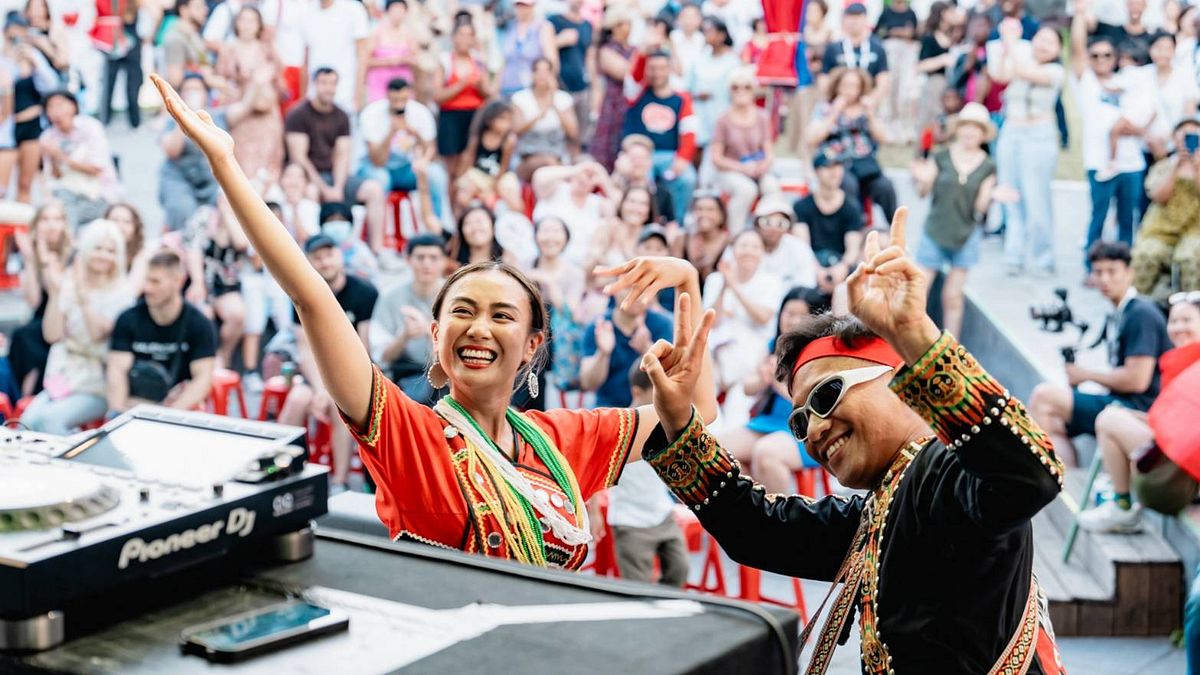 DJ汝妮(左)演出以〈新生〉為主題,展現從傳統原住民族音樂結合電子音樂,孕育出嶄新的樣貌,右為魯凱族的鼓手Lavulrase。(圖/文化部提供) DJ汝妮(左)演出以〈新生〉為主題,展現從傳統原住民族音樂結合電子音樂,孕育出嶄新的樣貌,右為魯凱族的鼓手Lavulrase。(圖/文化部提供)