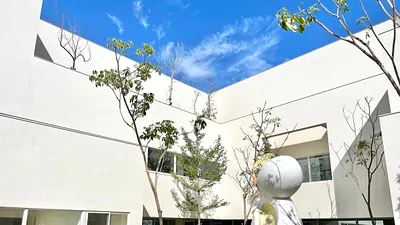 烏日社會福利館除了規劃專屬婦女的活動空間,一樓公共藝術,藉由「新芽、共融」的概念,以雙臂擁抱的姿態提醒每一個人,帶出社會局的多元服務,即使不同背景,都有機會相互學習。(圖/台中市政府)