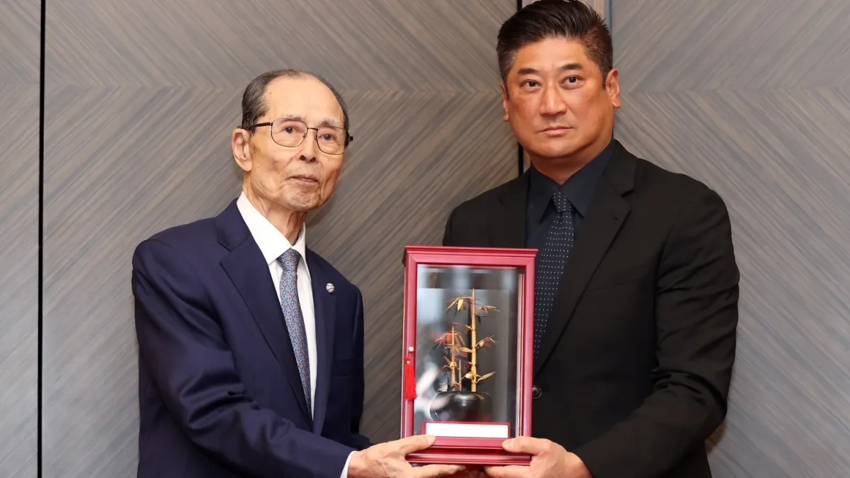 亞洲棒球總會會長暨中華棒協理事長辜仲諒(右)致贈王貞治先生「高風亮節、棒球巨人」金箔竹飾,象徵他在棒球界屹立不搖的貢獻和偉大的人格。(圖/中華棒協提供)