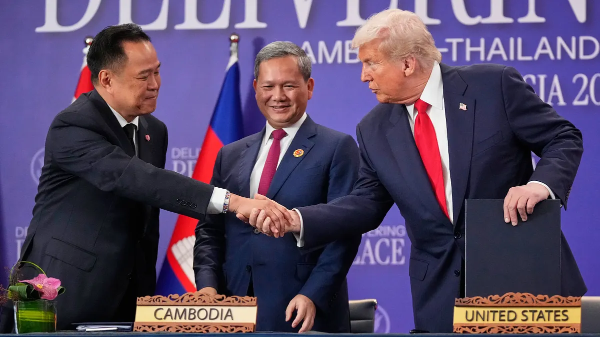 2025年10月26日、タイとカンボジアがマレーシアで正式に停戦合意を締結した。(AP) 2025年10月26日、タイとカンボジアがマレーシアで正式に停戦合意を締結した。(AP)