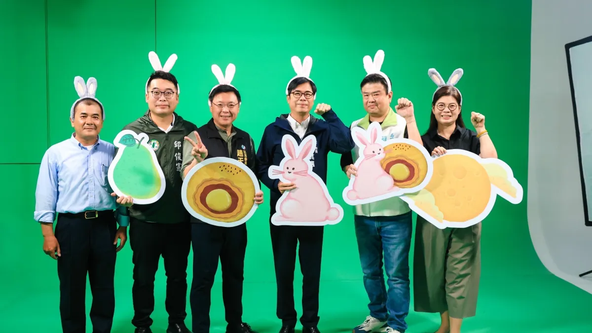 高雄市長陳其邁偕同立委趙天麟與文化局長王文翠頭戴兔耳化身超萌月兔,並運用共視攝影棚的專業設備。(圖/高雄市文化局提供)