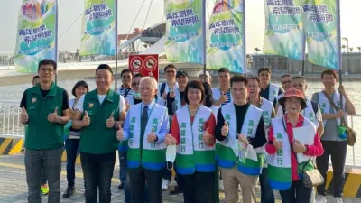 高雄市政府青年局張以理局長與高雄銀行董事長董瑞斌率隊前往駁二積極推廣「青年創業。(圖/高雄市青年局提供)