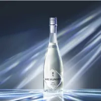 SAKE HUNDREDがフラッグシップ「百光」に並ぶ2年ぶりの新商品「来火」を発表し、世界基準のドライと複雑性を追求した新たな辛口日本酒を9月14日に発売する。(写真/SAKE HUNDRED提供) SAKE HUNDREDがフラッグシップ「百光」に並ぶ2年ぶりの新商品「来火」を発表し、世界基準のドライと複雑性を追求した新たな辛口日本酒を9月14日に発売する。(写真/SAKE HUNDRED提供)
