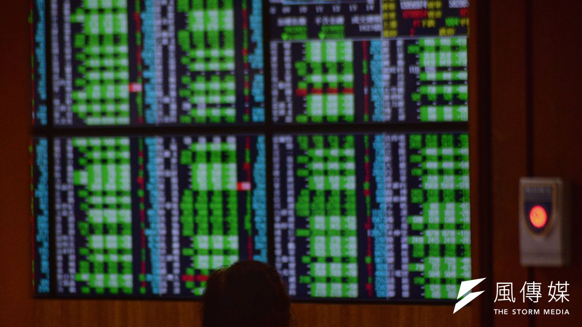 蘋果(Apple)罕見下修財測,加上美國製造業數據不如預期,重創美股道瓊指數大跌660點,台股4日早盤一度跌逾百點。(資料照,甘岱民攝) 蘋果(Apple)罕見下修財測,加上美國製造業數據不如預期,重創美股道瓊指數大跌660點,台股4日早盤一度跌逾百點。(資料照,甘岱民攝)